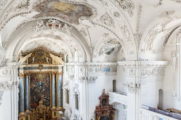 Das Bild zeigt den Innenraum der Jesuitenkirche in Solothurn mit seiner reichen barocken Ausstattung.